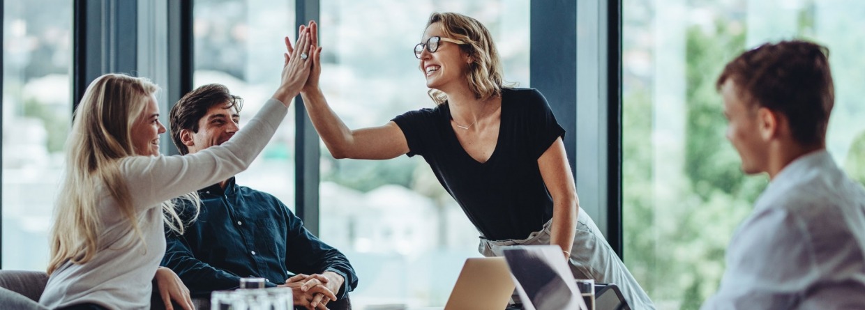 Groep collega's die een succes vieren