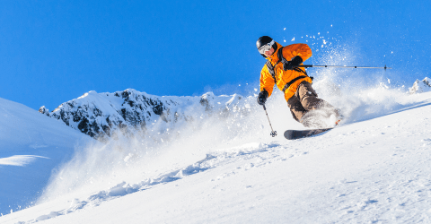 Wintersport; skiënd van de piste af in de sneeuw